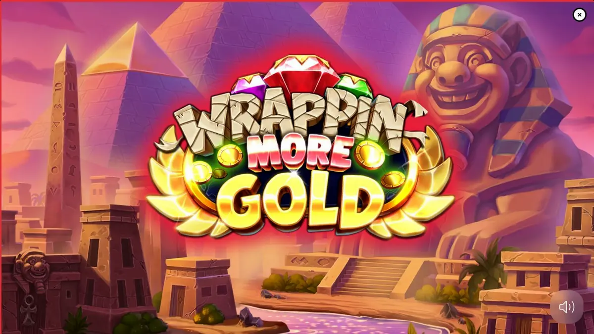 Mumi ramah dalam slot Wrappin’ More Gold dengan latar belakang harta karun Mesir